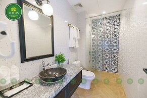 Lotus Hotel - Vuon vua