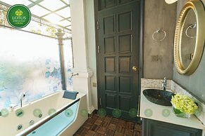 Lotus Hotel - Vuon vua