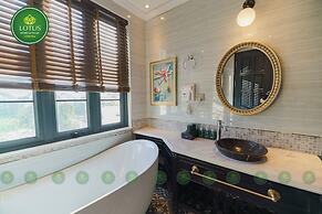 Lotus Hotel - Vuon vua