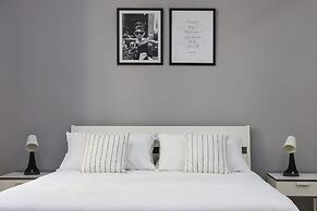 Modern Apartment at Piazza del Gesu'