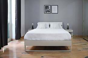 Modern Apartment at Piazza del Gesu'