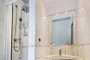 Modern Apartment at Piazza del Gesu'