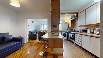 Dagenham - 4 Beds - Sleeps 8 - Wifi