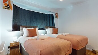 Dagenham - 4 Beds - Sleeps 8 - Wifi