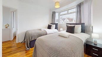 Dagenham - 4 Beds - Sleeps 8 - Wifi