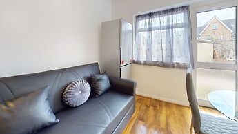 Dagenham - 4 Beds - Sleeps 8 - Wifi