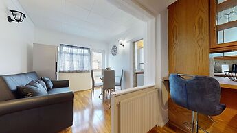 Dagenham - 4 Beds - Sleeps 8 - Wifi