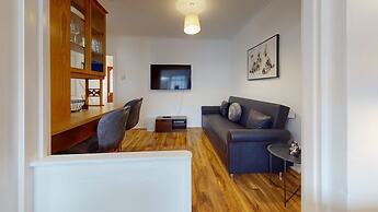 Dagenham - 4 Beds - Sleeps 8 - Wifi