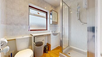 Dagenham - 4 Beds - Sleeps 8 - Wifi