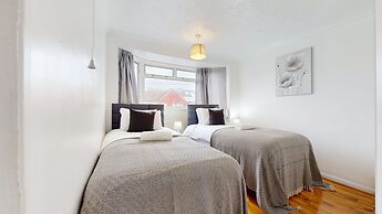 Dagenham - 4 Beds - Sleeps 8 - Wifi