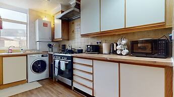 Dagenham - 4 Beds - Sleeps 8 - Wifi