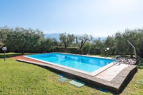 Le Olive 8-4 Apartment