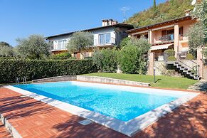 Le Olive 8-4 Apartment