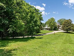 Beautiful Home on a Quiet Lot, Sleeps 14, Treehouse & Game Room!