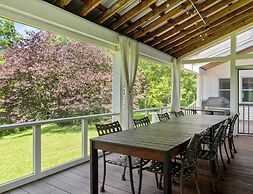 Beautiful Home on a Quiet Lot, Sleeps 14, Treehouse & Game Room!