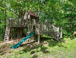 Beautiful Home on a Quiet Lot, Sleeps 14, Treehouse & Game Room!