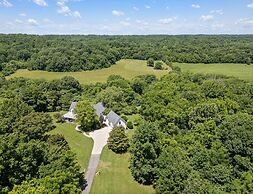 Beautiful Home on a Quiet Lot, Sleeps 14, Treehouse & Game Room!