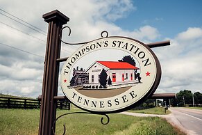 Beautiful Home on a Quiet Lot, Sleeps 14, Treehouse & Game Room!