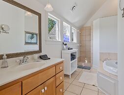 Beautiful Home on a Quiet Lot, Sleeps 14, Treehouse & Game Room!