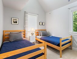 Beautiful Home on a Quiet Lot, Sleeps 14, Treehouse & Game Room!