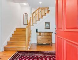 Beautiful Home on a Quiet Lot, Sleeps 14, Treehouse & Game Room!