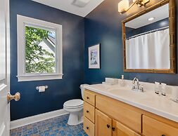 Beautiful Home on a Quiet Lot, Sleeps 14, Treehouse & Game Room!