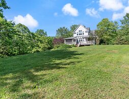 Beautiful Home on a Quiet Lot, Sleeps 14, Treehouse & Game Room!