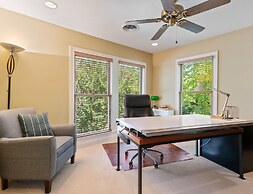 Beautiful Home on a Quiet Lot, Sleeps 14, Treehouse & Game Room!