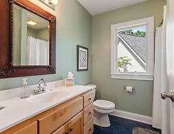 Beautiful Home on a Quiet Lot, Sleeps 14, Treehouse & Game Room!