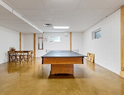 Beautiful Home on a Quiet Lot, Sleeps 14, Treehouse & Game Room!