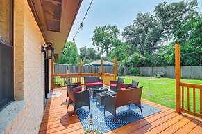 Pet-friendly Home w/ Deck - 6 Mi to NRG Stadium!