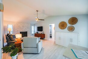Bonita Springs Home w/ Lake Views: 8 Mi to Beach!