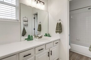 Seasonal Pool, Balcony: Quiet & Cozy Aurora Condo!