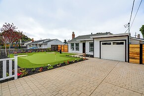 Del Rey Oaks Vacation Home w/ Mini-golf Course!