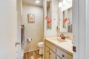 Hot Tub & Sauna: Dewey Getaway w/ Community Perks