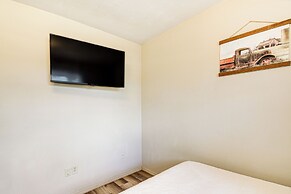 Hot Tub & Sauna: Dewey Getaway w/ Community Perks