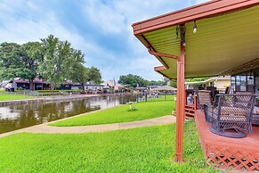 Home on Lake Granbury w/ Hot Tub: 5 Mi to Dtwn!