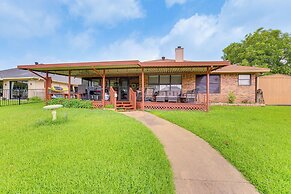 Home on Lake Granbury w/ Hot Tub: 5 Mi to Dtwn!