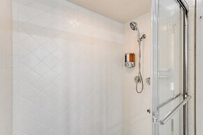 Home on Lake Granbury w/ Hot Tub: 5 Mi to Dtwn!