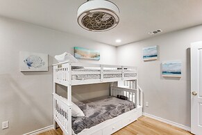 Home on Lake Granbury w/ Hot Tub: 5 Mi to Dtwn!