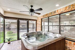 Home on Lake Granbury w/ Hot Tub: 5 Mi to Dtwn!