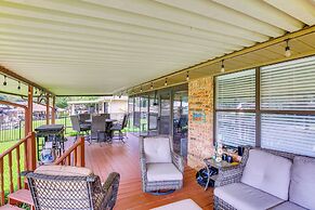 Home on Lake Granbury w/ Hot Tub: 5 Mi to Dtwn!