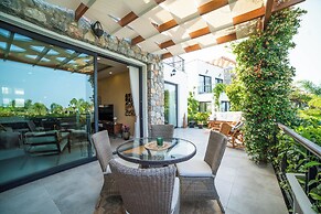 Modern and Cozy Designer Apartment in Relaxing Environment