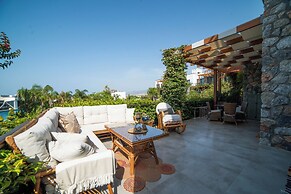 Modern and Cozy Designer Apartment in Relaxing Environment