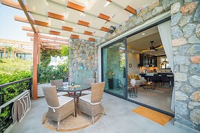 Modern and Cozy Designer Apartment in Relaxing Environment