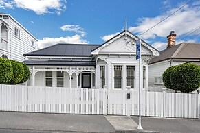 Cowan Street Home by Urban Rest
