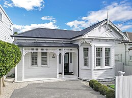 Cowan Street Home by Urban Rest