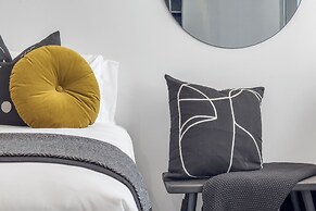 France Street Apartments by Urban Rest