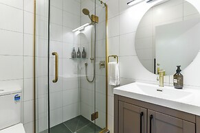 Dilworth Apartments by Urban Rest