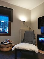 Room-neoclassical Guest House on Ground